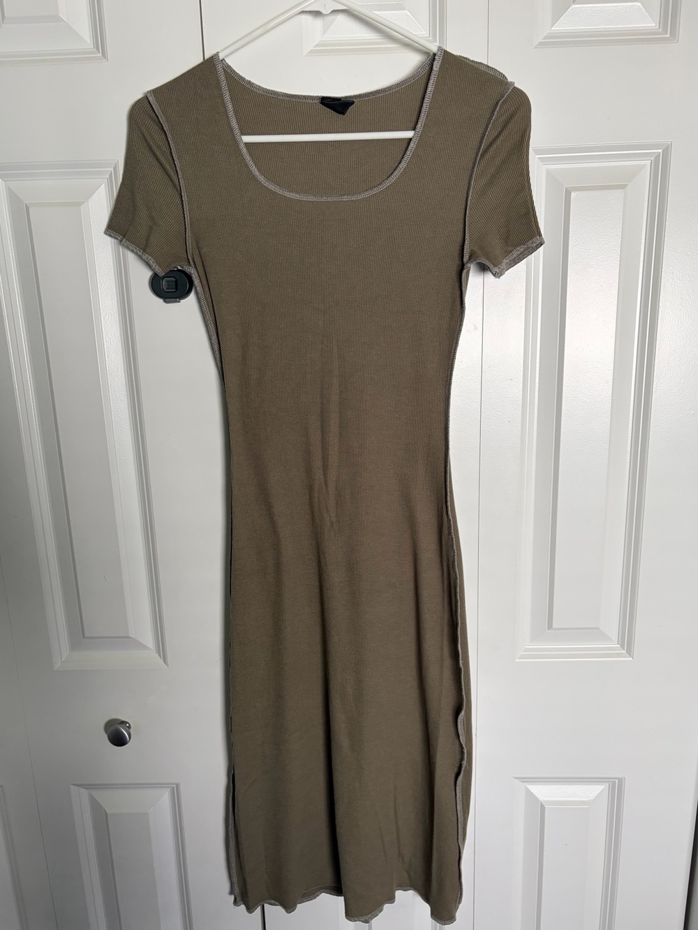 Everyday Scoop Neck Midi Dress in Olive